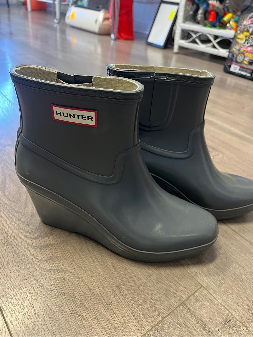 Hunter Short Wedge Rain Boots in Dark Gray with Red Logo